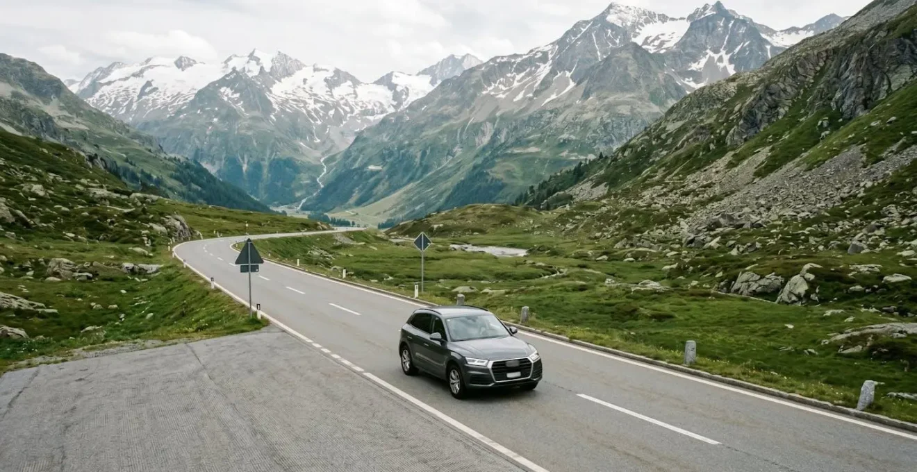 Professionnel suisse en déplacement avec son véhicule sur une route de montagne alpine