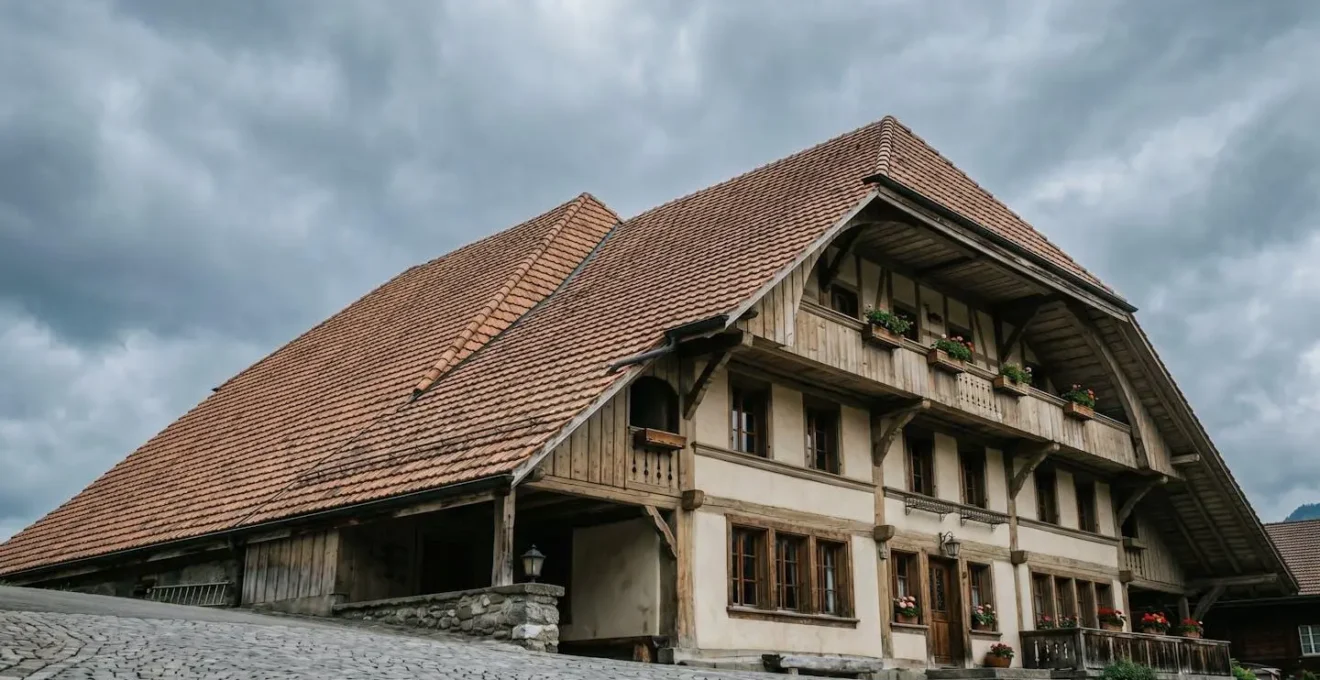 Une tuile détachée d'un toit d'immeuble illustrant les risques de responsabilité civile pour les propriétaires en Suisse